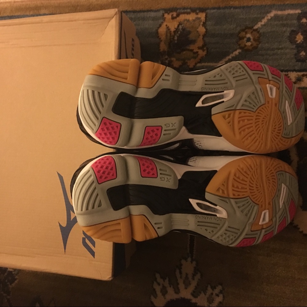 SOLD - Mizuno Wave Tornado 9 Volleyball Shoe, size 12 - Picture 3 of 4